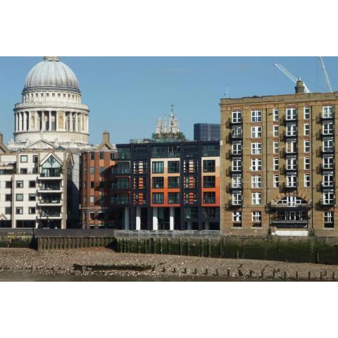 Morden Apartment in Central London By River Thames