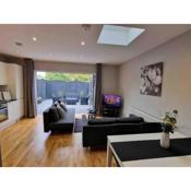 New! Lovely 2 Bed Serviced Apartment with free parking