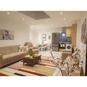 New - Spacious London 1 bedroom king bed apartment in quiet street near parks 1072gar