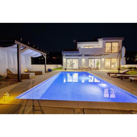 NEW Villa Anja is a 4 bedroom villa with a 32 sqm heated pool near Imotski