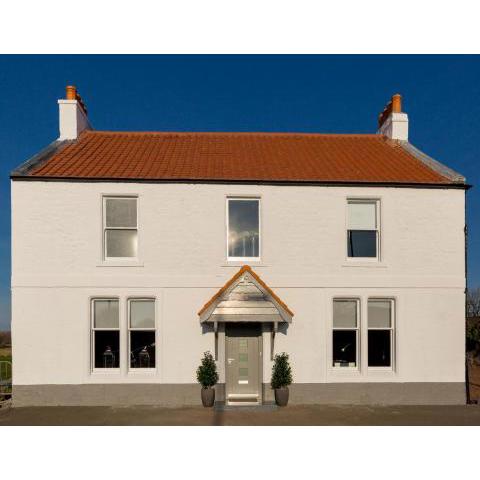 Newly Renovated early 19th Century Cottage with Hot-Tub