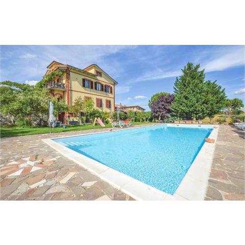 Nice apartment in Torrita di Siena with Outdoor swimming pool, WiFi and 2 Bedrooms