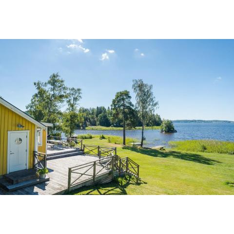 Nice cottage with a panoramic view of Lake Ylen