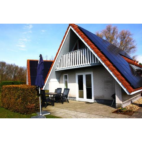 Nurdachferienhaus mit Garten und Terrasse in einer Bungalowsiedlung