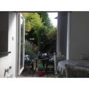 Oakleigh 1 bed ground floor garden view apartment FREE ONSITE PARKING