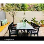 OLI-OLI HOUSE CITY CENTER, TWO ADJACENT HOUSE X11 people,DOUBLE KITCHEN, COURTYARD,