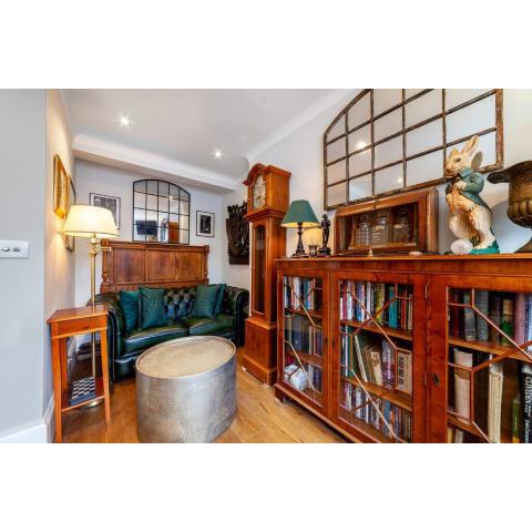 Outstanding Antique 1BR flat in Soho