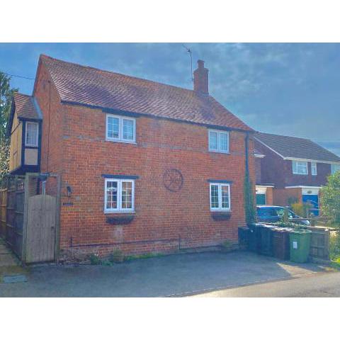 Oxfordshire Village Cottage with Private Garden