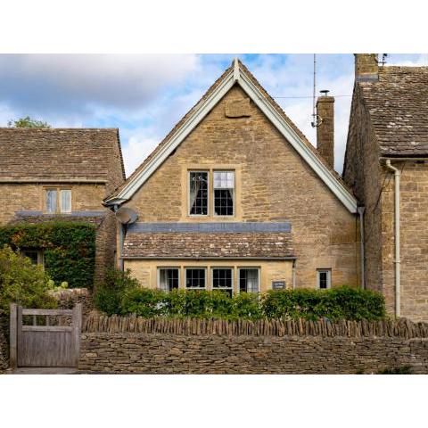 Pass the Keys Delightful 4 bedroom Cotswold character cottage