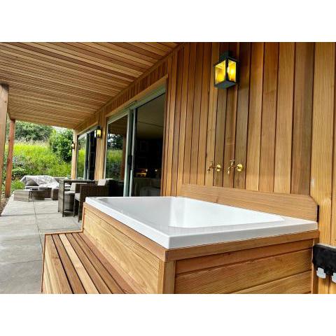 Peak District Romantic Retreat Outdoor Japanese Whirlpool bath