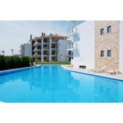 Pebble - 1 bedroom apartment sleeps 5 with pool & tennis court