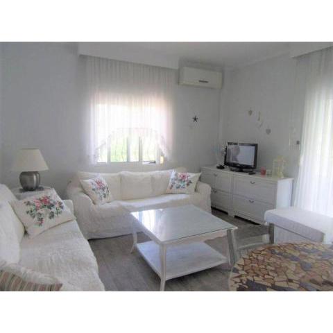 Pefkohori apart. near the beach with indor parking and yard