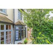 Pieman's Cottage - Pulborough, West Sussex Cottage - sunny courtyard