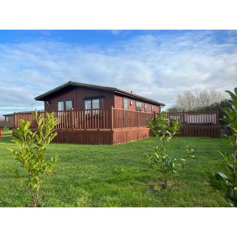 Pinewood View Lodge with Hot Tub