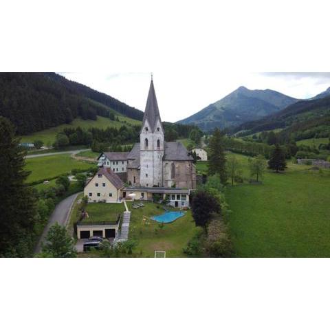 Pool, Pokale, Sauna, Billard, Kirche u. viel Natur