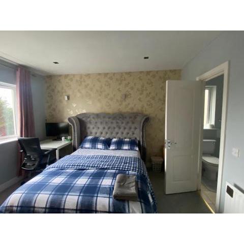 Private en-suite room near Blanchardstown shopping center