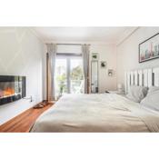 Private Guestroom with Balcony & Private Bathroom in Modern Shared Apartment - King & Queen size bed