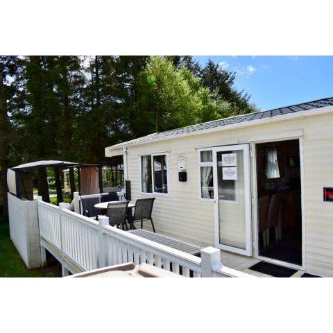 Private Hot Tub Cabin, Pergola and Large Decking Area