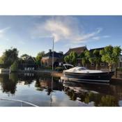 PUUR Eastermar - monumentaal, authentiek en luxe koetshuis aan open vaarwater met jacuzzi