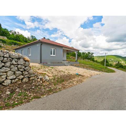 Quaint Holiday Home in Ričice-Imotski near Red Lake