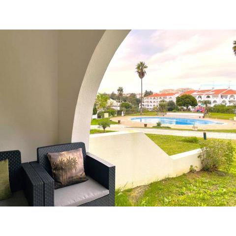 Quality apt near beach. Terrace, AC, garden & pool