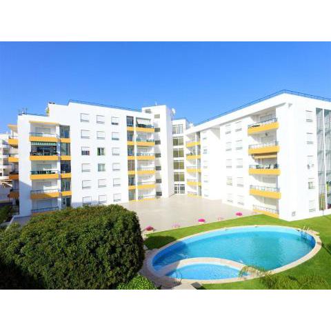 Quiet apartment overlooking the swimming pool