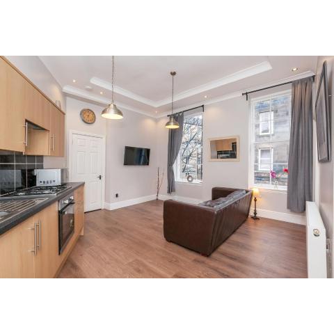 QUIET EDINBURGH VICTORIAN BUDGET APARTMENT - NEXT TO HIGH ST, TRAM and BUSES