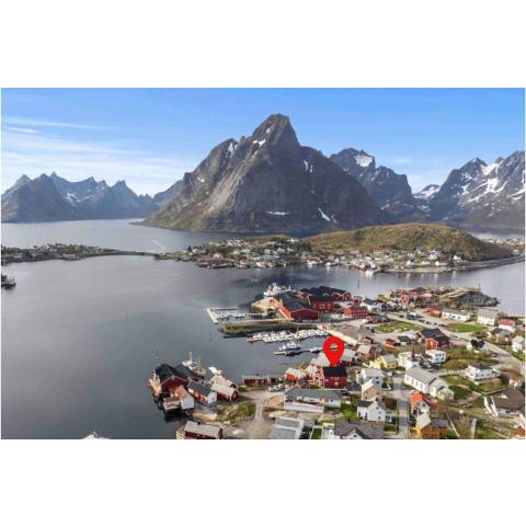 Reine Front View - Mountain & Seaview