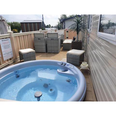 Relaxing Breaks with Hot tub at Tattershal lakes 3 Bedroom