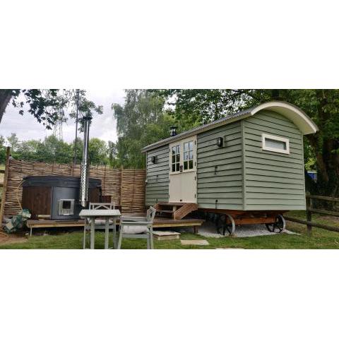 Romantic Shepherds hut with stunning sunsets