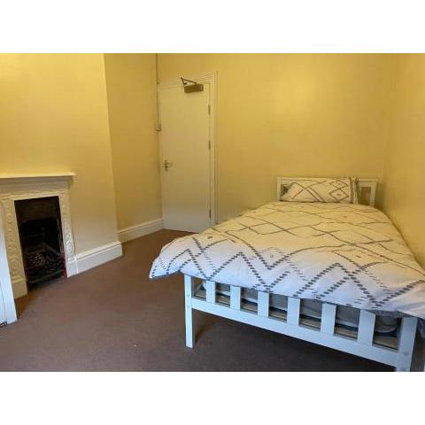 Rooms In A Victorian Comfortable 4-bedroom house in Milton Keynes Rooms Not En-suites