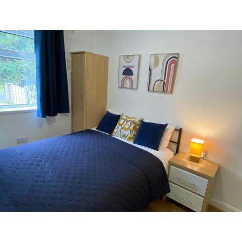 Rooms in Kingsway house, flat TV , free off street parking, Wi-Fi, washing machine etc