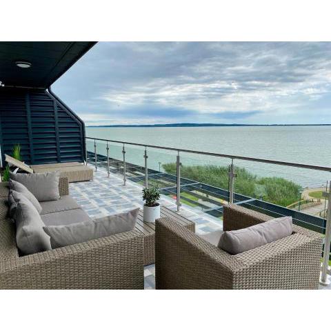 Royal Blue - luxurious flat with 5-star view over Lake Balaton