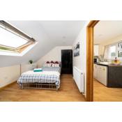 S6 Ensuite Loft Studio Space (Sandycroft Guest House)