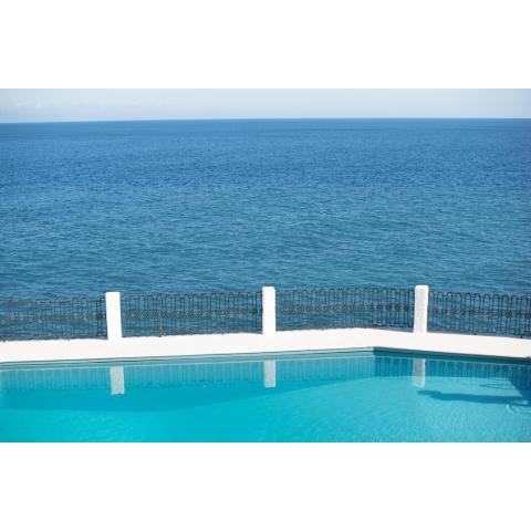 Salt Water Villa - Sea Water Pool - Private Sea Access