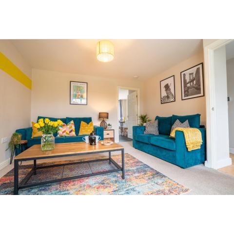 Saltbox Stays - 3 Bed with off-street parking, fast Wifi, sleeps 7, Central location