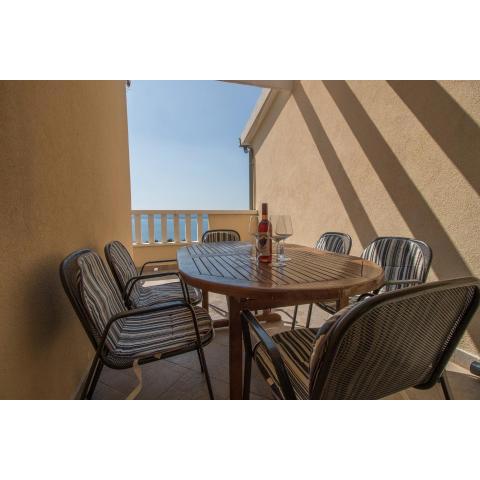 Sea view apartment, Medici