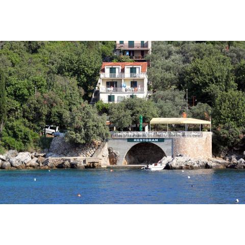 Seaside apartments with a swimming pool Molunat, Dubrovnik - 3544