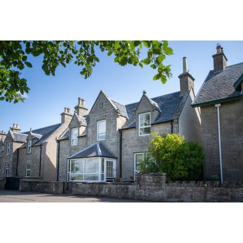 Seaview House - A Traditional Home by the Beach