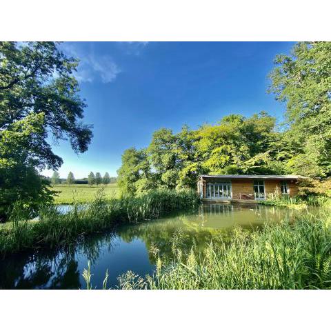 Secluded, New Forest Riverside Lodge