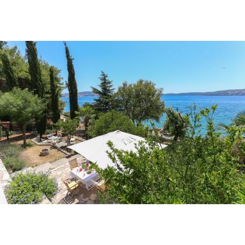 Secret Garden Barada Beach Apartment