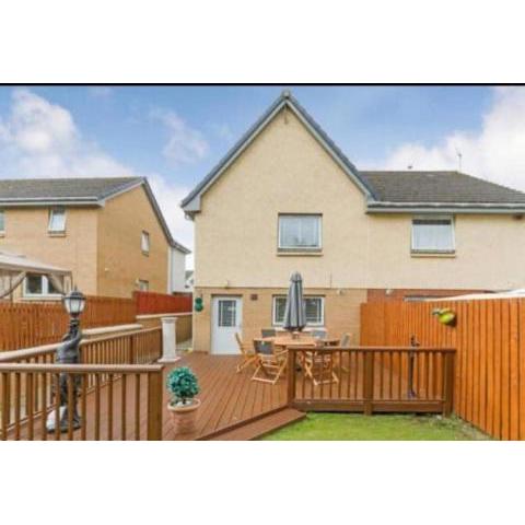 Silverburn new house with free parking and nice garden