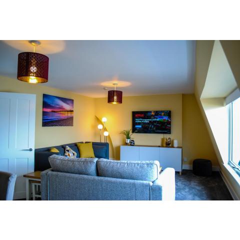 Sky Lounge - Beachfront top floor apartment with stunning veiws