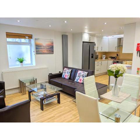 Spacious 2-bed apartment in central Kingston near Richmond Park