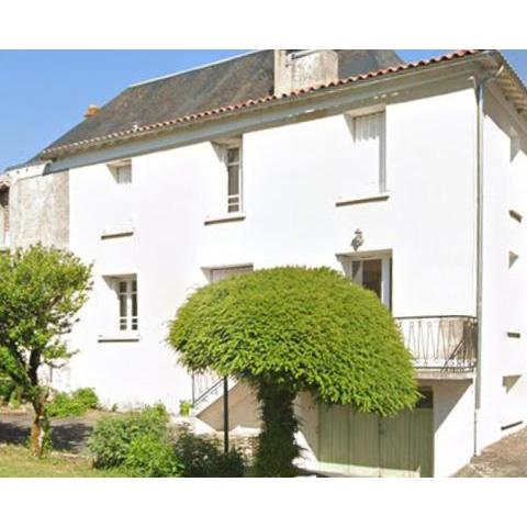 Spacious 3-Bed House in Chateau Garnier