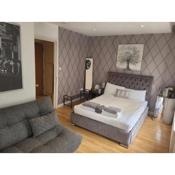 Spacious 3 Bedroom Flat in London Sleep 10 HY2