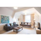 Spacious 3BR Victorian Cheltenham loft flat in Cotswolds Sleeps 10 - FREE Parking