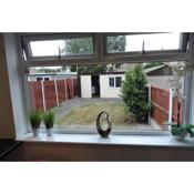 Spacious and TasteFully furnished Three Bedroom House with private parking in Rainham