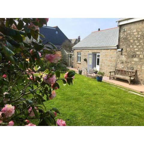 Spacious flat St Ives former farmhouse, parking