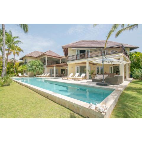 Spacious lake front villa with in-room jacuzzis in luxury golf and beach resort